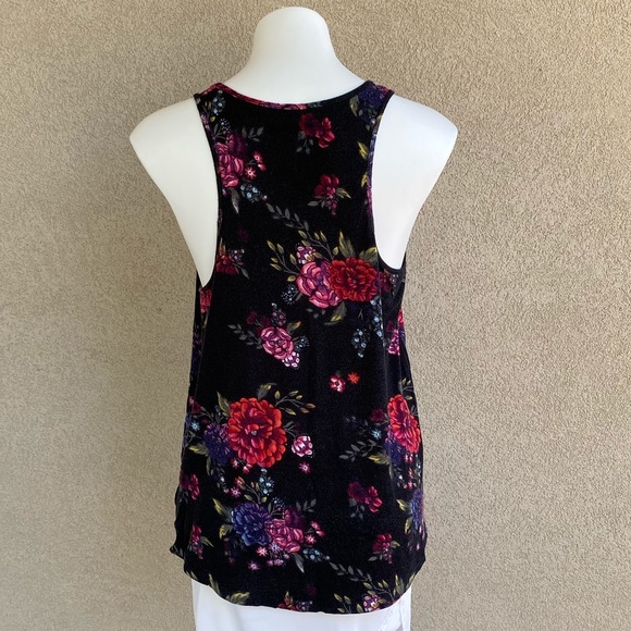 Floral Print Asymmetrical Shark Hem Sleeveless Top - Picture 2 of 5